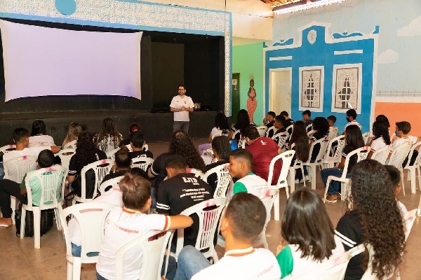 Projeto do Campus Salgueiro  "CineClube" sendo realizado para os alunos da escola Joaquim Tavares de Sá.